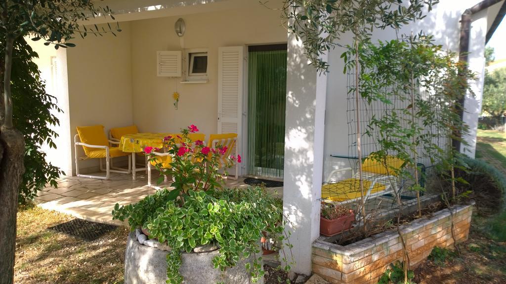 Apartment Free Parking Big Garden Peroj Exterior foto
